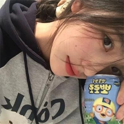 随盲柳入眠的女人